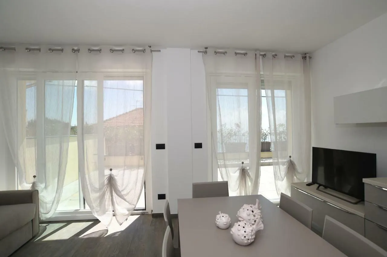 Poggio Fiorito Apartments アラッシオ 0*,  イタリア