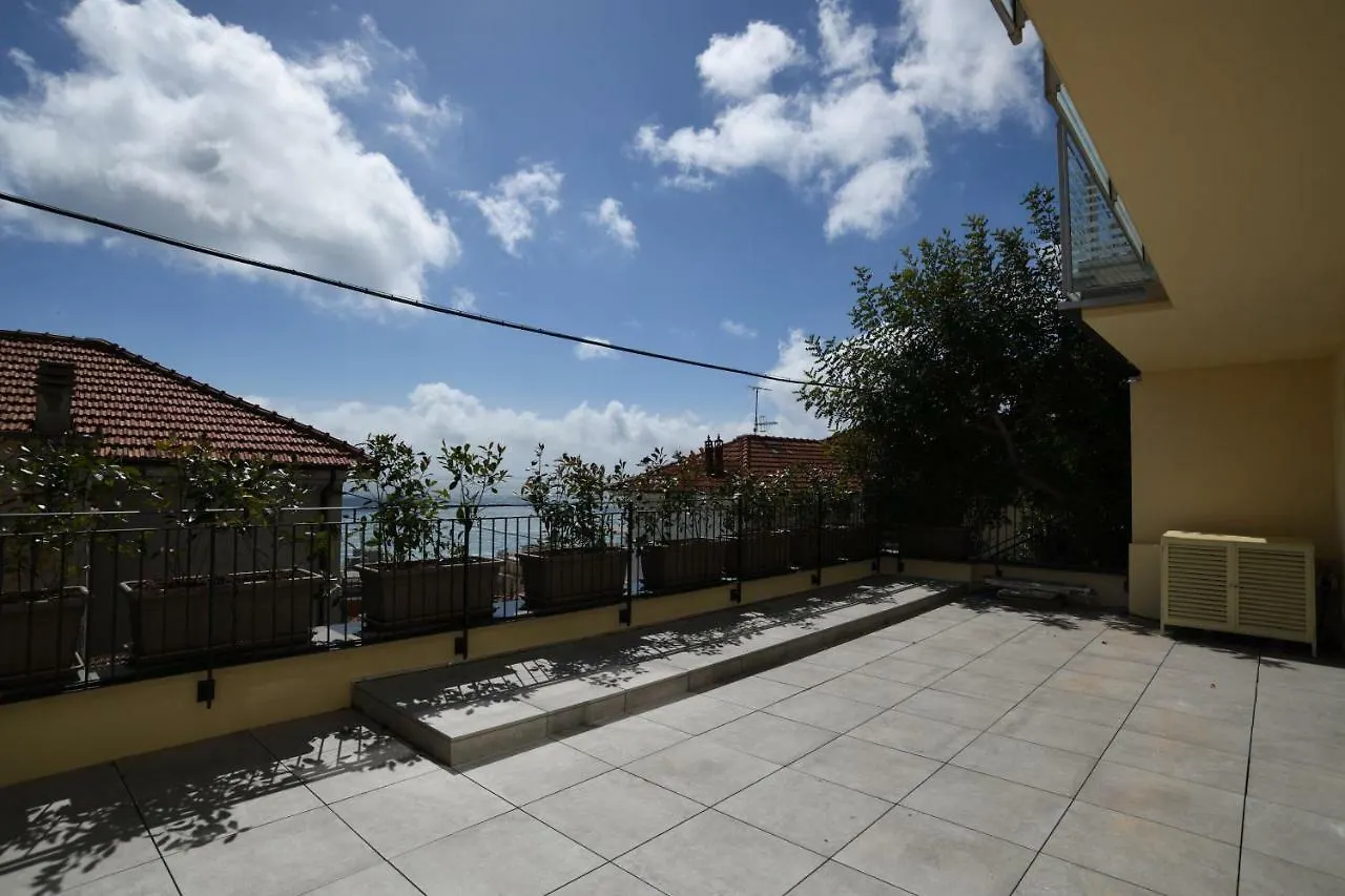 Poggio Fiorito Apartments アラッシオ